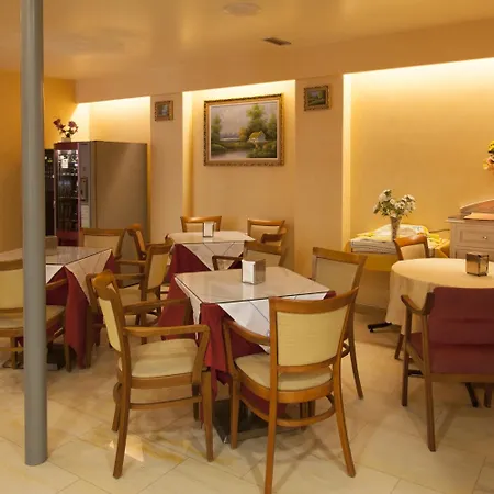 Cristal 1 מלון *